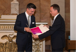 Preisträger Dr. med. Sebastian Theurich (links) mit seinem Laudator Prof. Hasenfuß (Universität Göttingen).