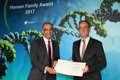 Kemal Malik (Board Member for Innovation, Bayer AG) presents the Family Hansen Award to Jens Brüning (Director at Max Planck Institute for Metabolism Research)