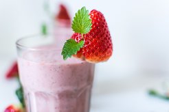 Schon wenn wir einen Milchshake im Mund schmecken, setzt das Gehirn Dopamin frei. Der Botenstoff wird ein weiteres Mal freigesetzt, sobald der Shake den Magen erreicht.
