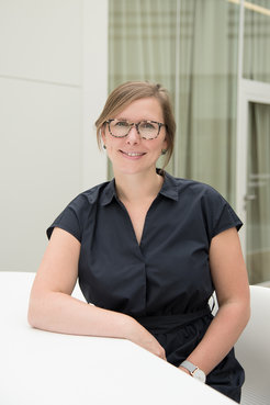 Awardee Dr. Sophie Steculorum