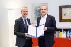 Universitäts - Professor Dr. Gereon R. Fink, Dekan der medizinischen Fakultät (links) verleiht außerplanmäßige Professur an Dr. Marc Tittgemeyer (rechts).
