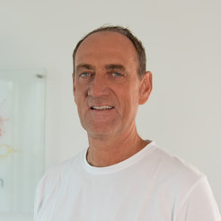 Portrait von Prof. Dr. Jens Brüning in weißem Tshirt vor weißem Hintergrund